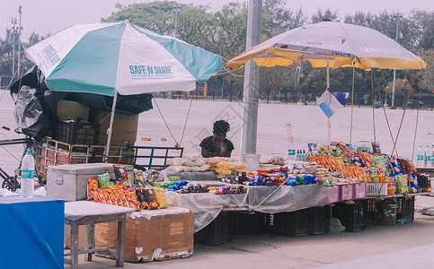 路边小吃摊或街头小吃店展示 在炎热的夏天出售食品和饮料 印度 南亚太平洋 2022 年 3 月 22 日城市水果顾客地标职业热饮背景图片