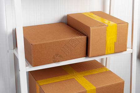 木架上堆放的纸板包装箱包装船运物流托盘架子店铺送货商业仓储贮存图片