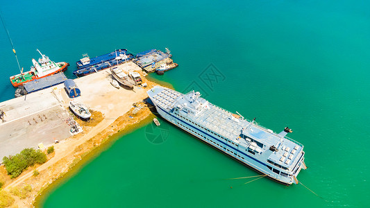 海运港的渡轮 背景起重机和集装箱高清图片