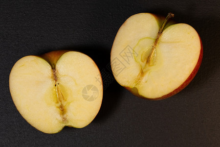 在黑暗背景上提取红苹果药品女士饮食甜点水果均衡食物农业营养宏观图片