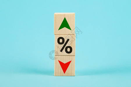 分析图专用箭头带有百分比符号图标的立方体块 利率金融和抵押贷款利率概念 木立方体将箭头向下更改为向上 利率 股票 排名 商业和金融概念经济抵押背景