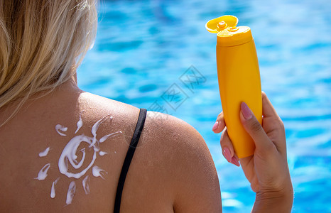 总结手画素材女孩背上画着太阳的图画 在泳池旁边放松一下比基尼身体护理晴天海洋假期肩膀女性洗剂微笑背景