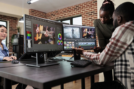 视频素材黑边非裔美国专业视频编辑使用专业软件增强数字素材背景