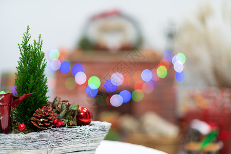 就哈辛苦就在镜头前是一根圣诞芦苇 提醒我们正在进行的圣诞节 在背景中有一个壁炉和礼物篮子家庭气氛气味节日针叶树心形栽培蜡烛云杉背景