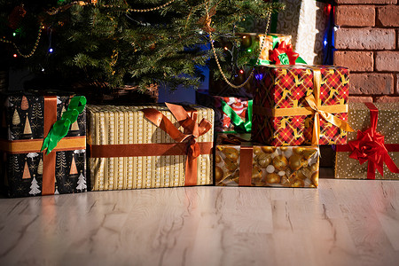 圣诞树舞会彩旗圣诞树装饰着金和链子 基督教节日 家里的客厅很热闹啊壁炉传统树苗喜悦礼物彩灯云杉假期纪念品季节背景