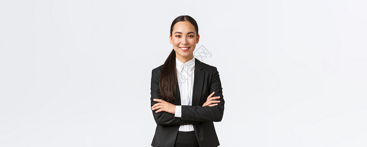 成功的年轻亚洲女商务人士穿着西装准备做生意 交叉双臂自信而微笑 女企业家志在必得 快乐的女售货员与客户交谈 白色背景领导者工程师背景