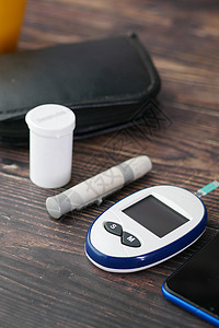 紧贴糖尿病测量工具和彩色背景药片的仪表检测工具和药丸电子疾病葡萄糖病人治疗测试控制背景