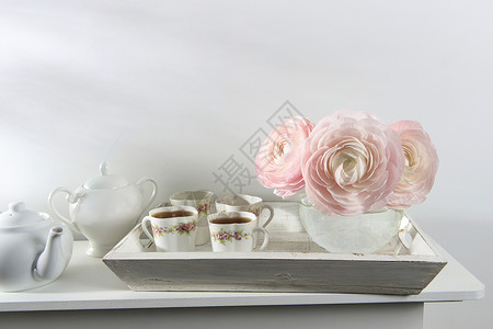 白色窗台上透明圆形花瓶中的三个粉色粉红色彩虹体 复制空间 文本的位置花束毛茛风格咖啡装饰植物桌子花瓣墙纸卡片背景