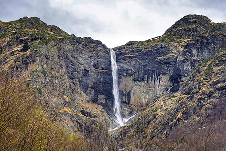 维季姆斯科森林瀑布高清图片