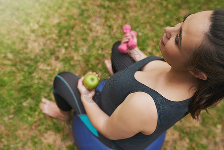 为她的孩子保持身材 一名年轻孕妇在户外锻炼的高角度拍摄背景