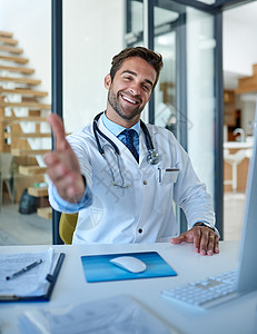 停一下手势请坐 我们来讨论一下你的健康状况 一位年轻的医生的肖像在他的办公室握了手背景