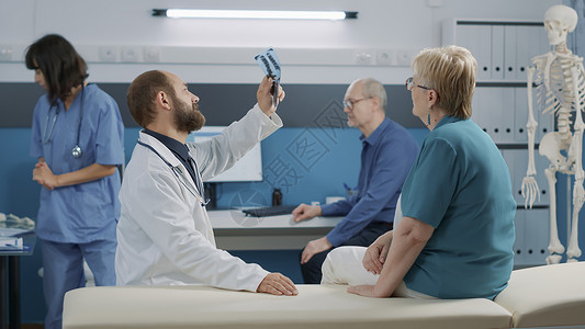 男性专家在体检时分析射线照相检查结果图片