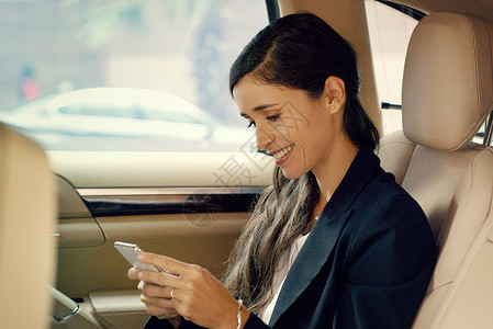 一个特定的早晨文本可以改变你的一整天 拍摄一位迷人的年轻女商务人士在上班途中在车内使用手机背景图片