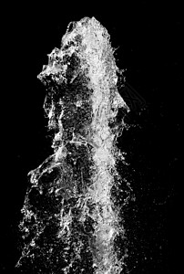 垂直方向的黑色背景上孤立的水喷洒喷涂液体溪流海浪运动飞行喷射飞溅背景图片