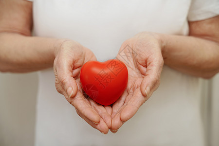 红色红心祖母手捧红心 医疗保健 爱 器官捐赠 正念 幸福 家庭保险和 CSR 概念 世界心脏日 世界卫生日 国家器官捐赠日压力福利捐赠者背景
