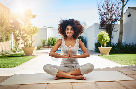 做的更好没有什么比冥想更好的了 一个运动女青年在户外做瑜伽的全长肖像背景