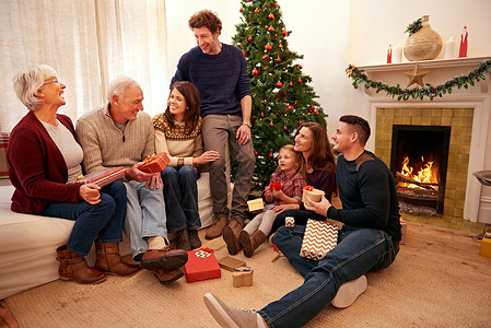 圣诞节家庭是时候交换礼物了 圣诞节快乐的家庭拍的一张照片背景
