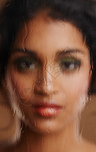 模糊的脸一个美丽的印度女人被射穿一个模糊的潮湿窗口拍到的照片背景