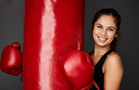 我喜欢拳击 健身房有吸引力的年轻女拳手训练的剪裁肖像背景图片