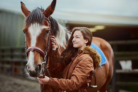 她的小马 她的初恋 一个十几岁的女孩站在她的小马旁边的镜头图片