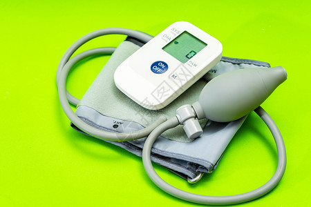 电子血压计绿色背景的自动血压监测仪或血压计 医疗设备 请检查一下诊断临床医生测量专家诊所病人卫生心脏病学医院背景