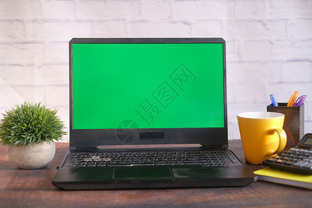办公桌上有空白屏幕的笔记本电脑电脑显示器店铺鼠标互联网桌子摄影技术图片