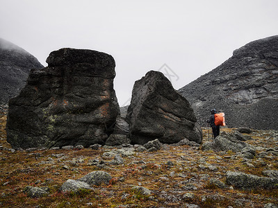 在山岩路上行走的希克人妇女女士人行道背包石头高山游客顶峰登山旅行自由图片
