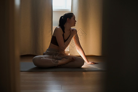 睡前做瑜伽做瑜伽的年轻妇女和在家睡席上练习冥想 心理健康概念 健身瑜伽训练锻炼姿势灵活性福利闲暇活动身体体操护理平衡运动背景