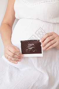 怀斯照片素材孕妇有怀孕超声波照片 享受孕期的快乐时光 母亲怀着可爱的大肚子 笑声检查胎儿女士卫生女性医疗母性扫描超声肚子背景