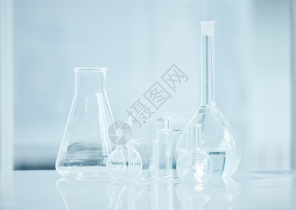 你必须精确地测量你的量度 实验室里各种玻璃杯子的拍摄情况 请看背景