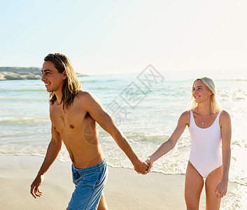 一生之敌我想跟你共度一生 拍到一对年轻夫妇在海滩上享受一些好时光的相伴之旅背景