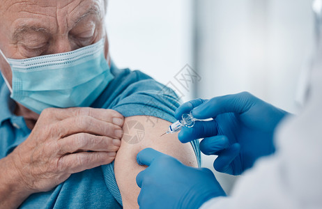 只要有点刺 他就会接种疫苗 一位英俊的老人正在接种 covid 19 疫苗的短片背景图片