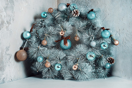 蓝色花环在混凝土墙背景上 圣诞蓝花圈发光灰色蓝色松树手工锥体枞树创造力枝条圆圈装饰品背景
