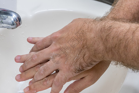 人手在盆地里洗手护理男人卫生间卫生皮肤冲洗身体医学浴室男性图片