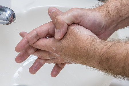 人手在盆地里洗手洗涤肥皂保健身体卫生浴室冲洗男性护理消毒图片