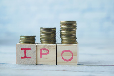 钱文IPO案文 在木块上用堆叠的硬币提供初步公众服务贸易经济生长资金首都利润价格学习公司电子商务背景