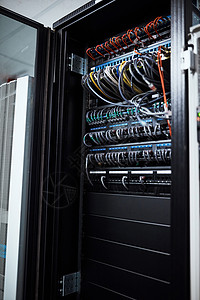 这么多电线 每根电线都有特定的功能 计算机内部的裁剪照片 其所有布线都位于服务器机房中背景图片