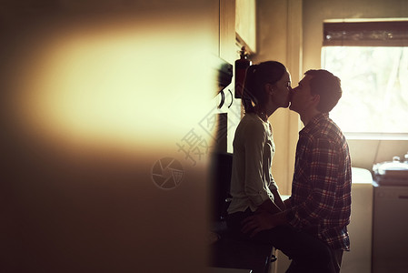 41愚你分享亲吻令你完完全全 被一个情爱的年轻夫妇拍到 在厨房里分享浪漫之吻背景