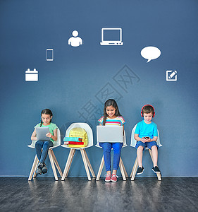 今天的孩子比以往任何时候都更加联系 工作室拍摄的孩子们坐在椅子上 在蓝色背景下使用无线技术 上面有技术图标背景