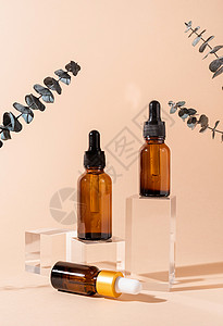 玻璃讲台上装有黑色橡胶小板的玻璃杯落水瓶 配有黑橡皮球叶叶和蜜蜂背景 模型设计背景