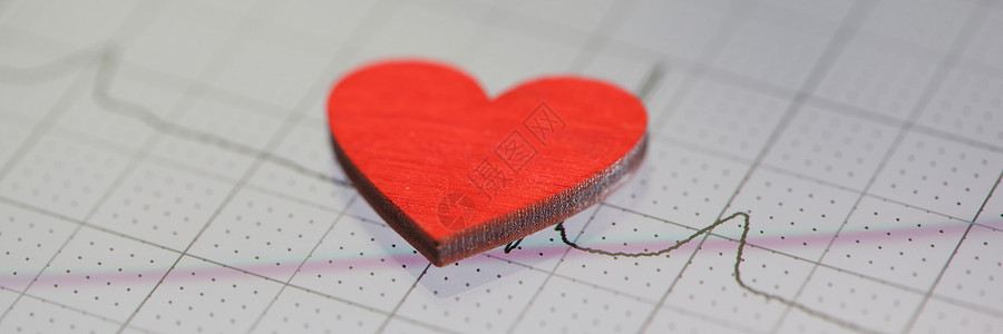 心动用心电图特写 躺在纸上的玩具红心背景