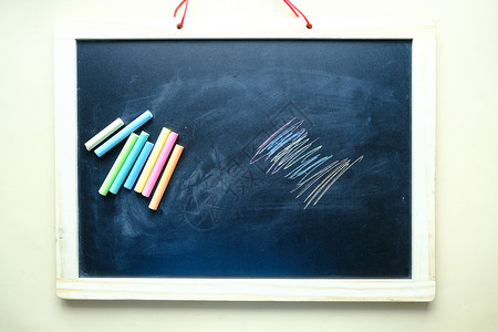 黑色背景的彩色粉笔和黑底黑白板学习教育学校高架背景图片