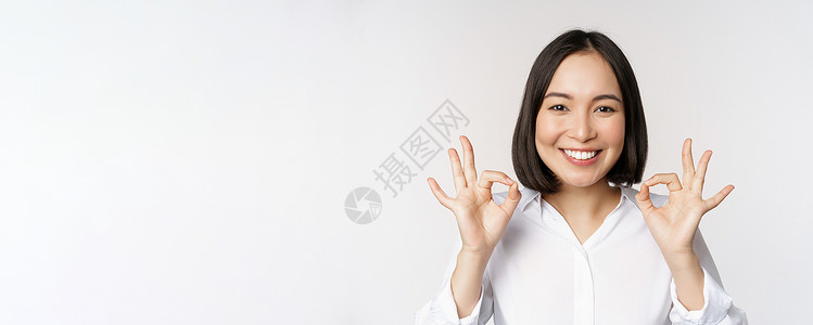好物推荐头像特写亚洲女孩的头像 表现出好的 好的手势和满意的微笑 推荐 高兴 赞美和恭维 白色背景售货员公司技术女性广告工作室商业商务女士办背景