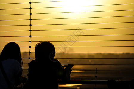 Haneda机场观察甲板和黄昏橙子天文日落太阳栅栏黄色天空阴影长椅美景图片