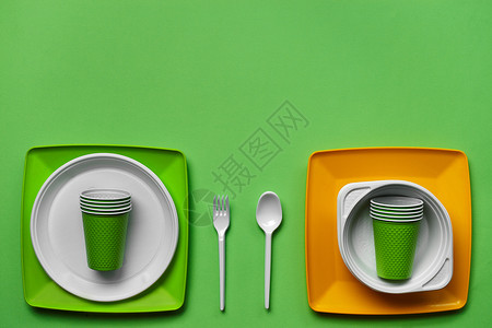 没有外卖素材在绿色背景的五颜六色的塑料一次性餐具与拷贝空间 野餐用具的概念 顶视图 选择性的焦点 特写食物派对咖啡店刀具桌子商品厨具厨房餐饮背景