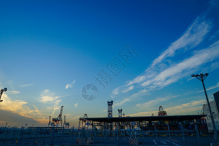 建造业与横滨港起重机组的日落视图后勤建筑进出口街景海岸工地血管美景金属建筑学背景