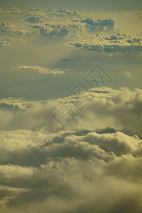 从飞机上看到的海区图象晴天照片蓝天水蒸气航空高度白色太阳天空直升机背景图片