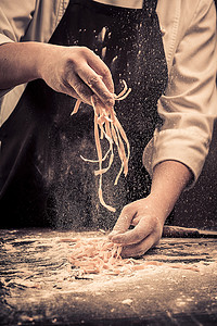 做意大利面厨师从头做新鲜意大利面条中心午餐食物厨房烹饪学习烘烤面粉台面职业背景