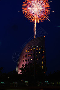 洲际酒店和烟火夜空建筑节日花瓣烟花摩天大楼汇演港口焰火酒店背景图片