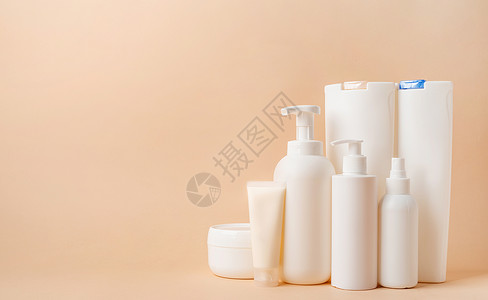 米色自然色背景化妆品用白色空白包装管和容器组 模型设计 生态友好塑料产品推广温泉护理洗发水身体润肤小样治疗背景图片